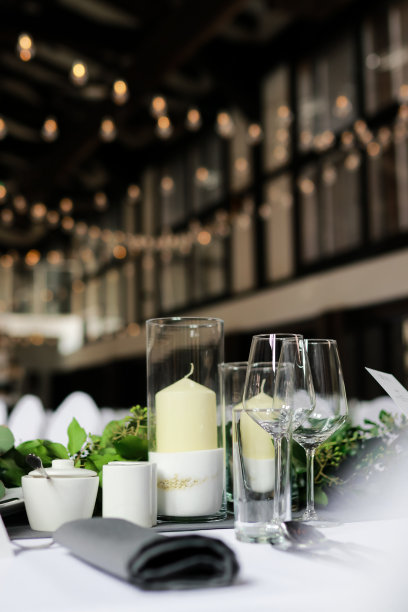 节日餐桌上白色蜡烛的特写，背景是散景图片下载