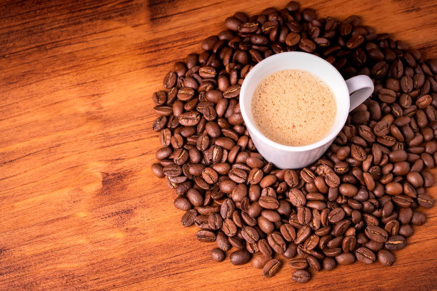 自制的文本咖啡馆新鲜的热浓缩咖啡在蒸汽白色杯子从有机可持续的咖啡馆喝烤棕豆与回收一次性纸包与清新的香气图片下载