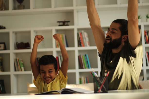 用最佳爸爸的概念做家庭作业。两个人积极耐心聪明的爸爸帮助他的孩子准备家庭作业和考试的照片。图片下载