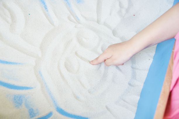 孩子们在沙滩上画太阳图片下载