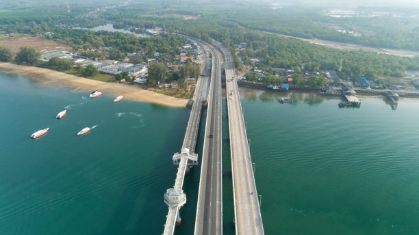 无人机拍摄的泰国普吉岛沙罗辛大桥图片运输背景沙罗辛大桥连接攀雅省至普吉岛。图片下载