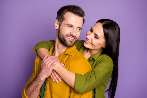 特写照片可爱的女士男孩夫妇拥抱在一起手牵手浪漫的感情看眼睛忽视冠状病毒检疫接触穿休闲衬衫孤立的紫色背景图片下载