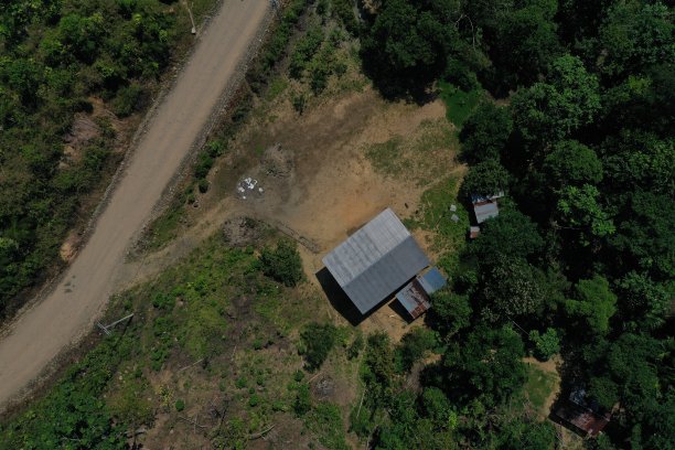 土路旁一间铁皮屋顶小房子的鸟瞰图或俯视图图片下载