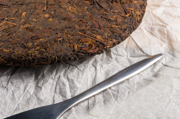 中国压普洱茶的包装纸和茶刀，特写，宏观图片下载