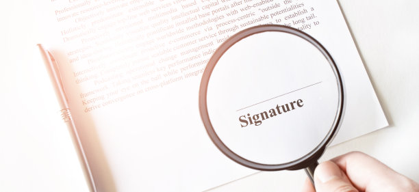 签名线在合同用钢笔和放大镜图片下载