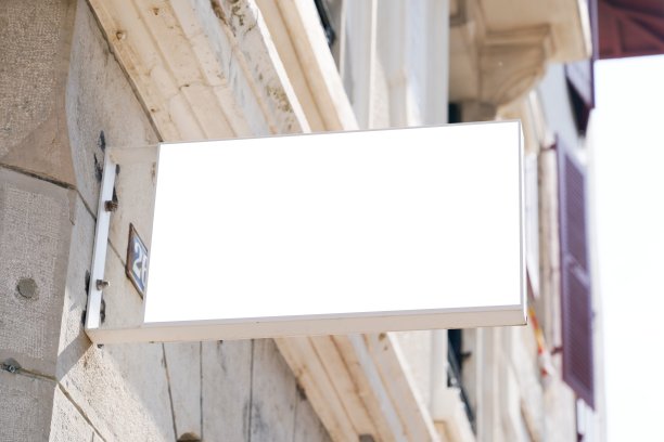 空白招牌在商店的墙上干净的白色长方形招牌图片下载
