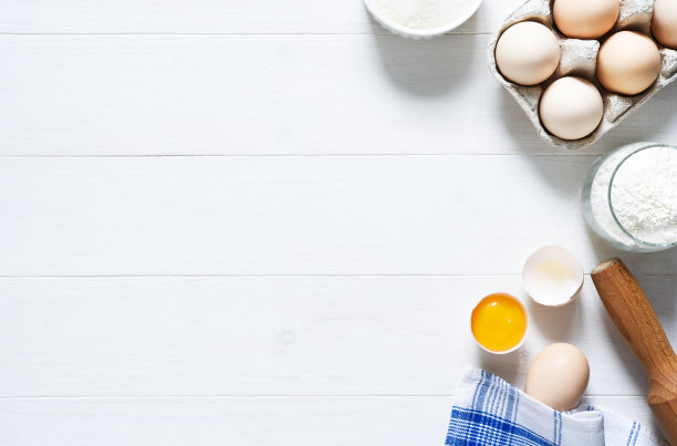 烘焙材料:面粉，鸡蛋，糖和擀面杖在浅白色的木头背景。与复制空间。图片下载