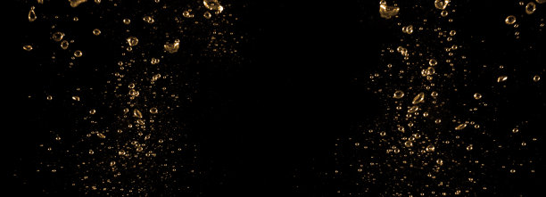 近距离的图片，柴油汽油的油泡飞溅和漂浮到空气中，黑色的背景代表了燃料液体的力量，活跃和强大。图片下载