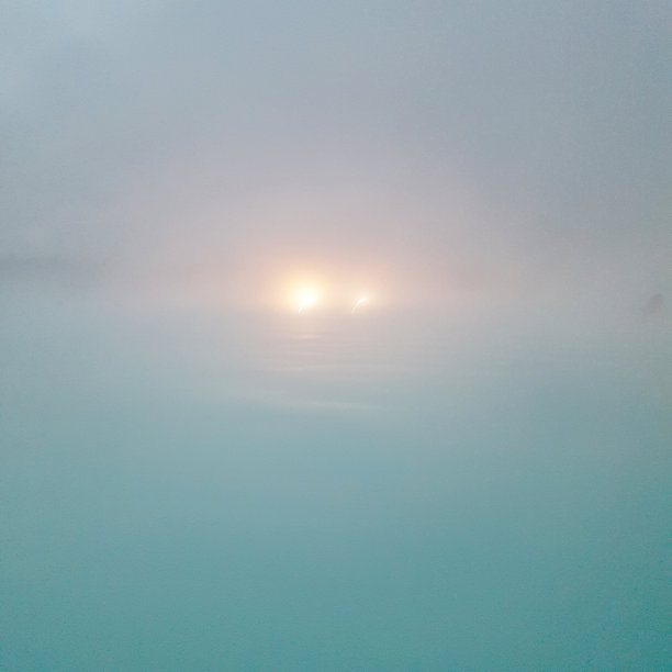 蓝色泻湖的浓雾图片下载