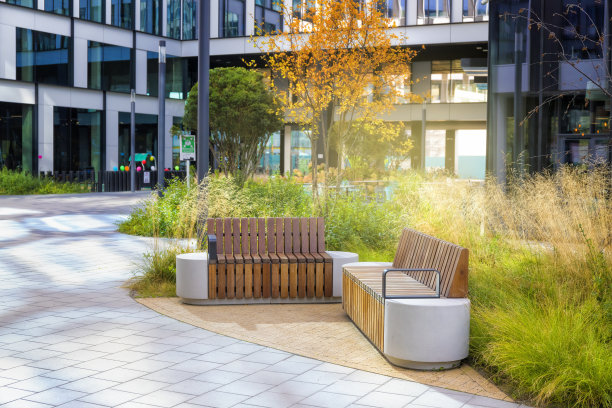 现代城市空间中的绿色小广场和长椅图片下载