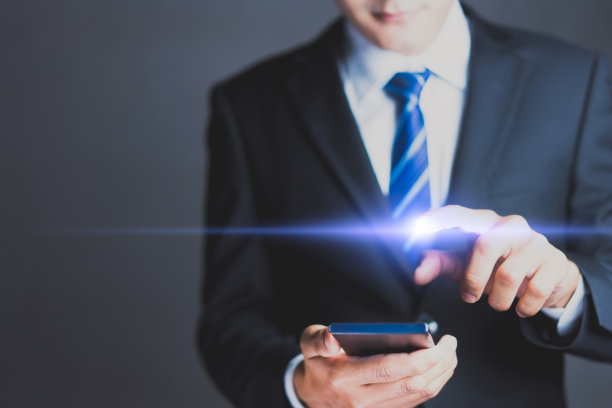 商人使用智能手机，用现代设备工作。本空间图片下载