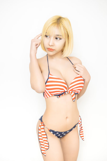 性感的女人在泳装与美国国旗的颜色，思维年轻女士的形象站图片下载