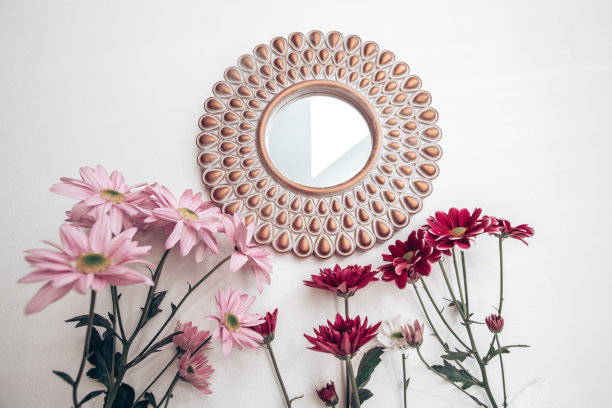 装饰金色的镜子和白色背景上的花朵，春天的概念图片下载