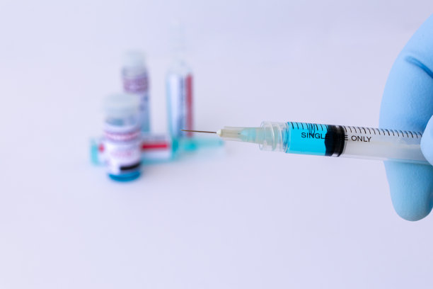 医生、护士、科学家、研究人员手戴蓝色手套，手持流感、麻疹、冠状病毒、covid-19疾病疫苗，准备进行人体临床试验接种疫苗、药物和药物概念。图片下载