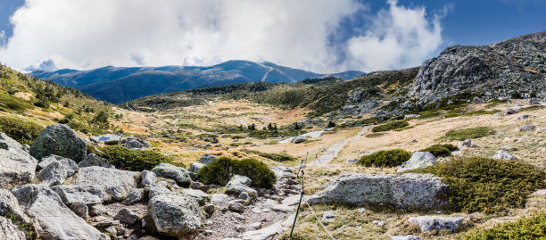 Peñalara冰川马戏团和Peñalara冰川泻湖，在马德里的瓜达拉马山脉。图片下载