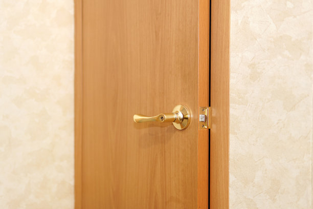 门把手的特写镜头。酒店房间或公寓的门是敞开的图片下载