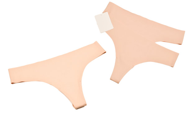 米色无缝内裤与标签孤立的白色。文字或设计空间。图片下载