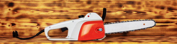 新电锯在烧焦的木头背景近景图片下载