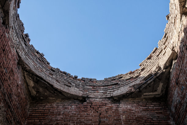 一个古老的塔的底部视图图片下载