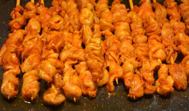 刚烤好的烤肉放在煎锅上图片下载