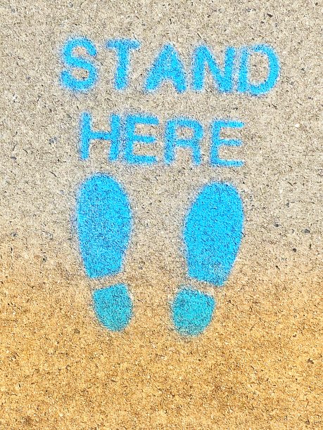 站在这里社交距离图片下载