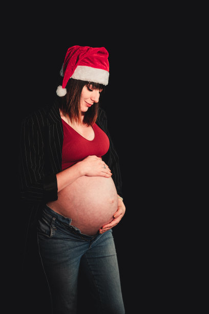 美丽的孕妇抱着她的肚子图片下载