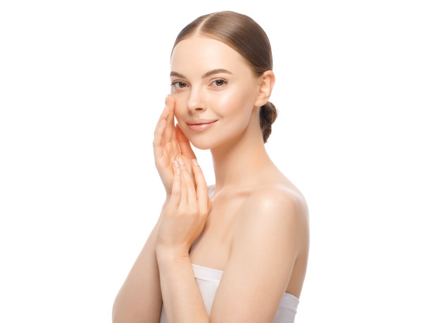 年轻美丽的女人的肖像，触摸脸颊，孤立在白色的背景。女性自然美概念图片下载