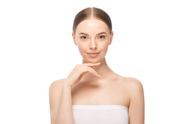 美丽的女人与手近脸，孤立在白色的背景。皮肤护理或化妆品广告图片下载