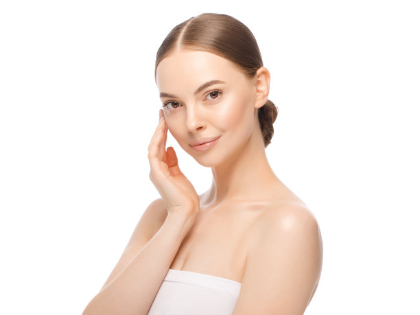 美丽的女人肖像与手近脸看相机，孤立在白色的背景。美丽的女性模特与完美的新鲜和干净的皮肤图片下载