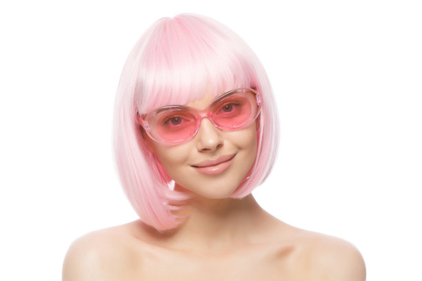 一个微笑的年轻女子的肖像，粉红色的头发和眼镜，孤立在白色的背景图片下载