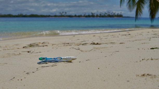 在无人居住的岛屿上发现的各种塑料垃圾图片下载