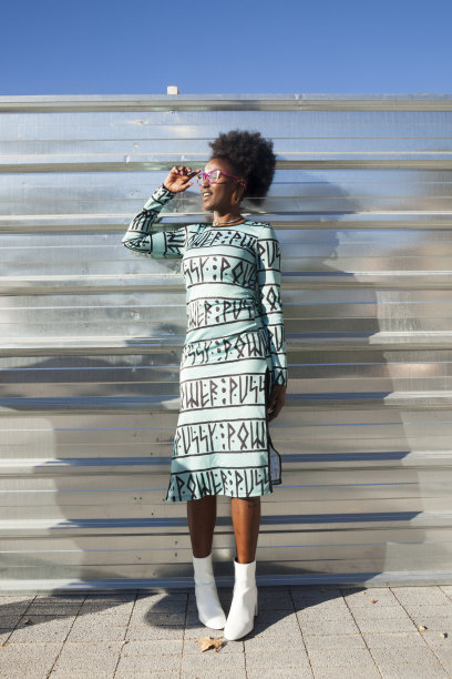 城里快乐的年轻女子图片下载