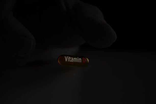胶囊里面有鱼油，侧面写着维生素D。黑色和白色的手和手指伸向药片。3 d渲染。图片下载