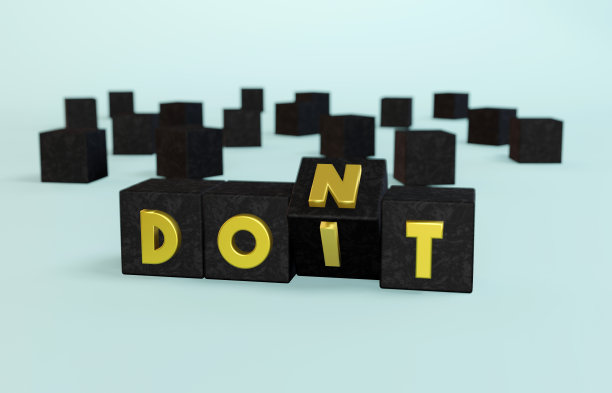 “Gold Don’t”和“Do it”字样写在黑色的大理石立方体上。动机的概念。图片下载