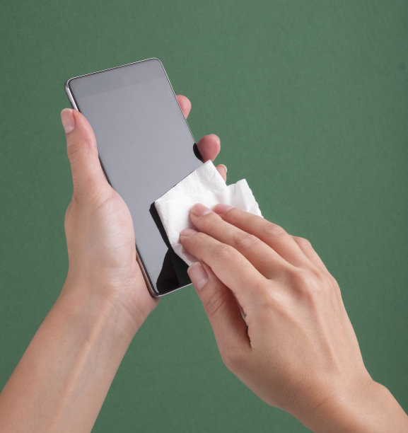 给手机消毒的女人图片下载