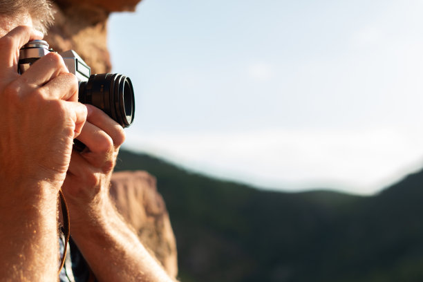 日落时分，一名男子用老式相机拍照的照片图片下载