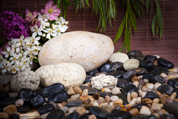 芳香疗法，水疗，美容和健康背景与按摩石，鲜花…水疗中心的概念图片下载