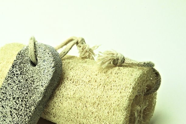 擦洗死皮细胞的天然沐浴海绵。孤立在白色图片下载