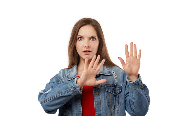 一个受惊吓的年轻女子，金发碧眼，双手放在脸前。白色背景。图片下载