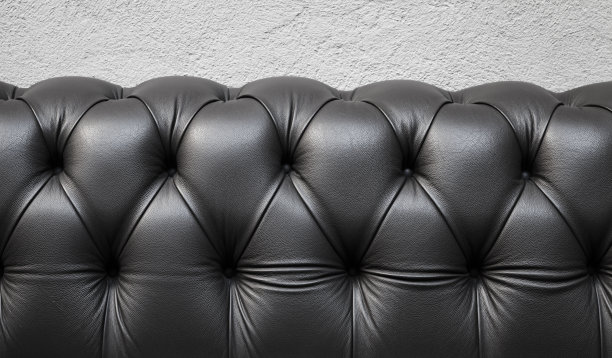 沙发背面有黑色柔软的皮革内饰图片下载