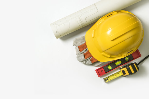 图纸黄色安全帽，施工和工具用，白色背景。图片下载