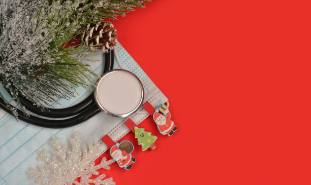 圣诞医学背景。听诊器，医用面具，圣诞树，圣诞老人和圣诞树衣夹。冠状病毒背景下的健康概念。复制空格的文本。新年快乐!图片下载