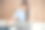 专注的深色头发的女士在医生制服写在纸上图片下载