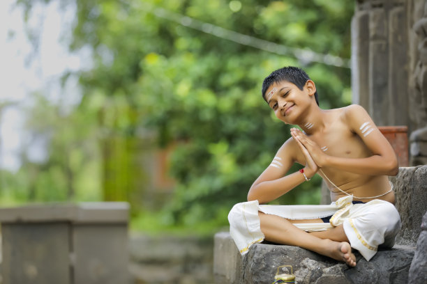 一个拿着圣水罐的印度牧师小孩图片下载