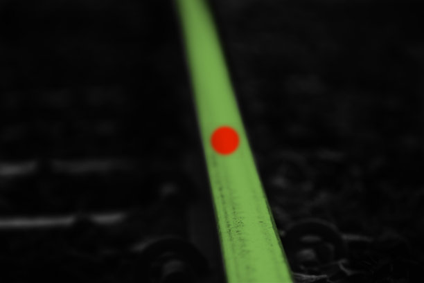 金属表面涂上红色和绿色图片下载