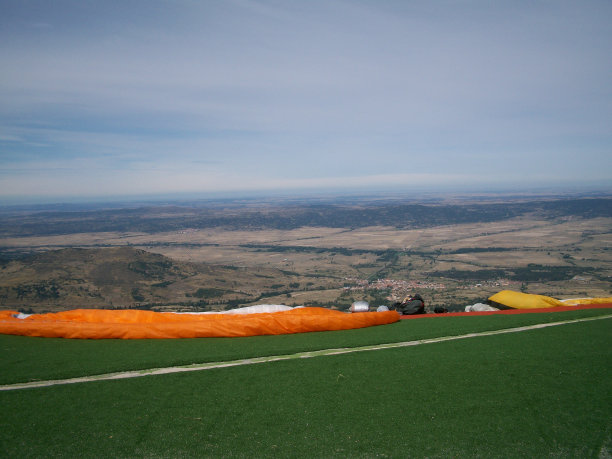 在Piedrahita附近的Peñanegra港的滑翔伞。阿维拉。卡斯提尔和利昂。西班牙图片下载