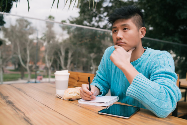 亚洲人在咖啡店学习。图片下载
