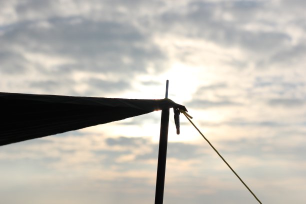 日落前的屋顶帐篷图片下载