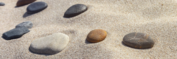 平静自然的石头上的沙水平全景图片下载