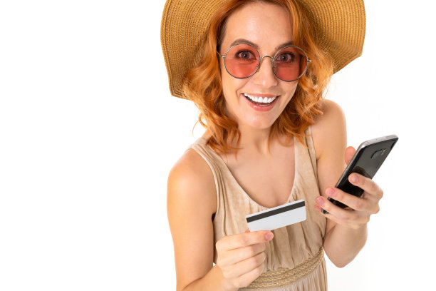 快乐的女人金黄色的头发在美丽的衣服微笑，图片孤立在白色的背景图片下载